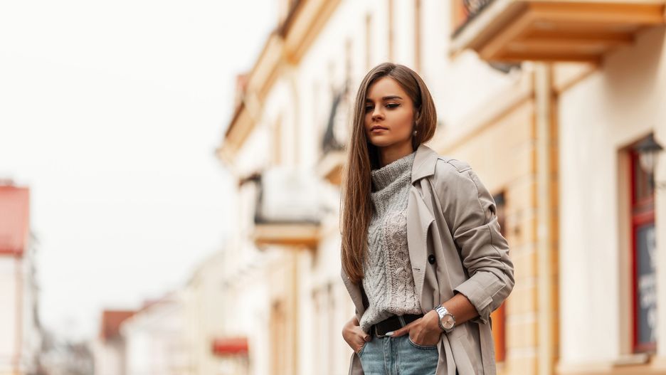 Swetry damskie są zawsze proste w stylizacji.