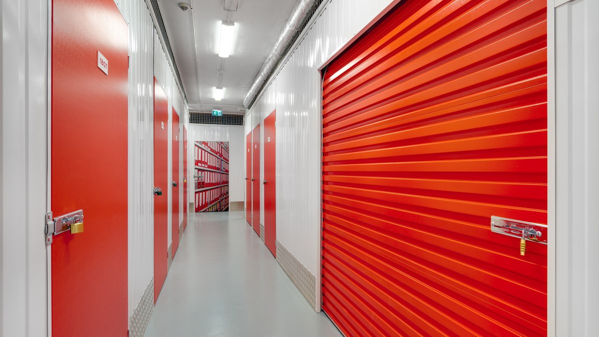 W self storage usługę rezerwujemy online, bez opłat i zobowiązań. Następnie kontaktuje się z nami pracownik Less Mess Storage, który pomoże w ostatecznym wyborze najbardziej odpowiedniego schowka. Umowę najmu podpisujemy dopiero wtedy, gdy mamy pewność, że wybrane pomieszczenie spełnia nasze oczekiwania.