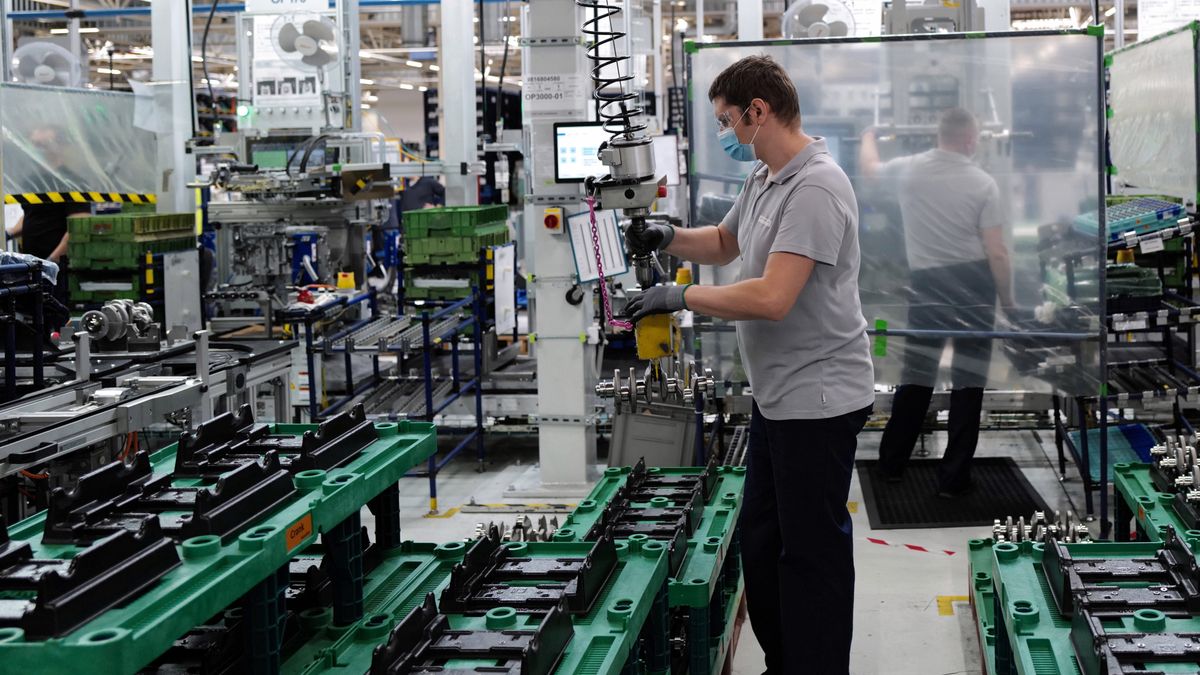 Produkcja przemysłowa w Polsce spada.