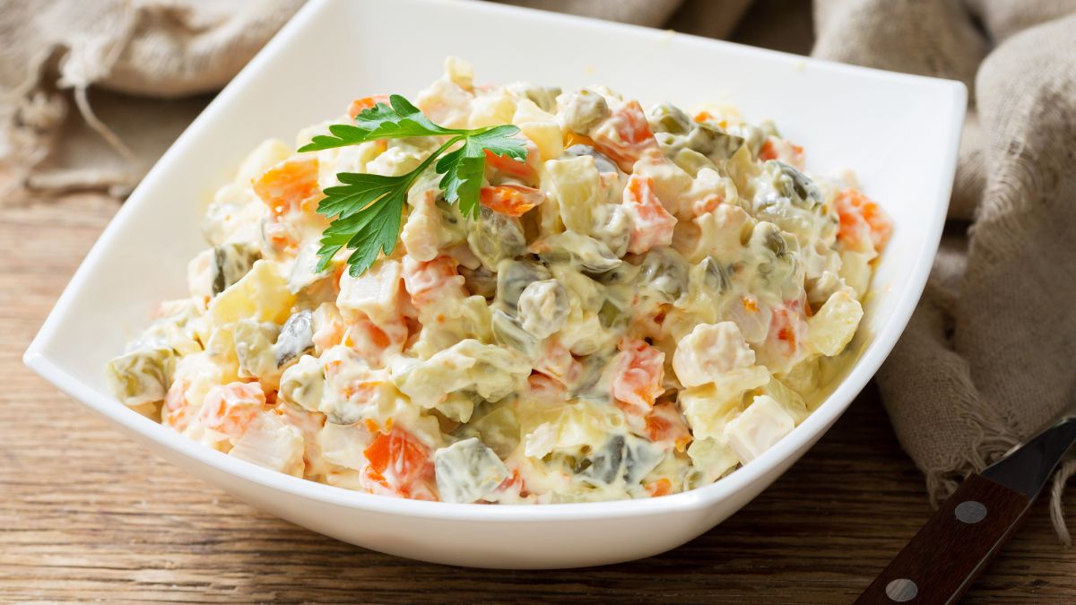 Sałatka jarzynowa to must have na świątecznym stole