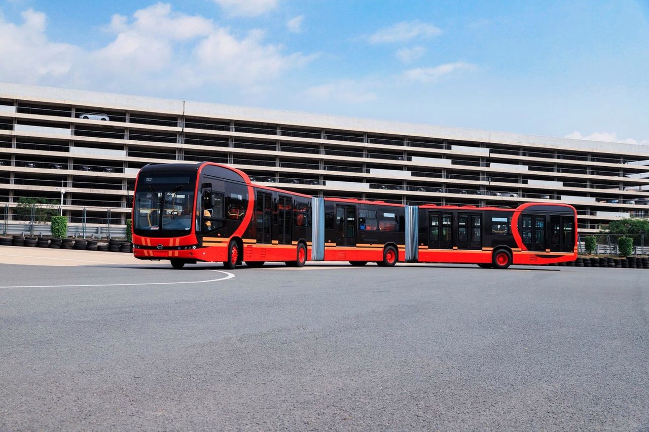 Chińczycy zbudowali najdłuższy autobus świata. Oczywiście z napędem elektrycznym