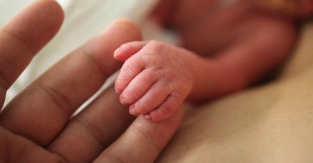 Zostali rodzicami trojaczków. W szpitalu oświadczył się matce dzieci