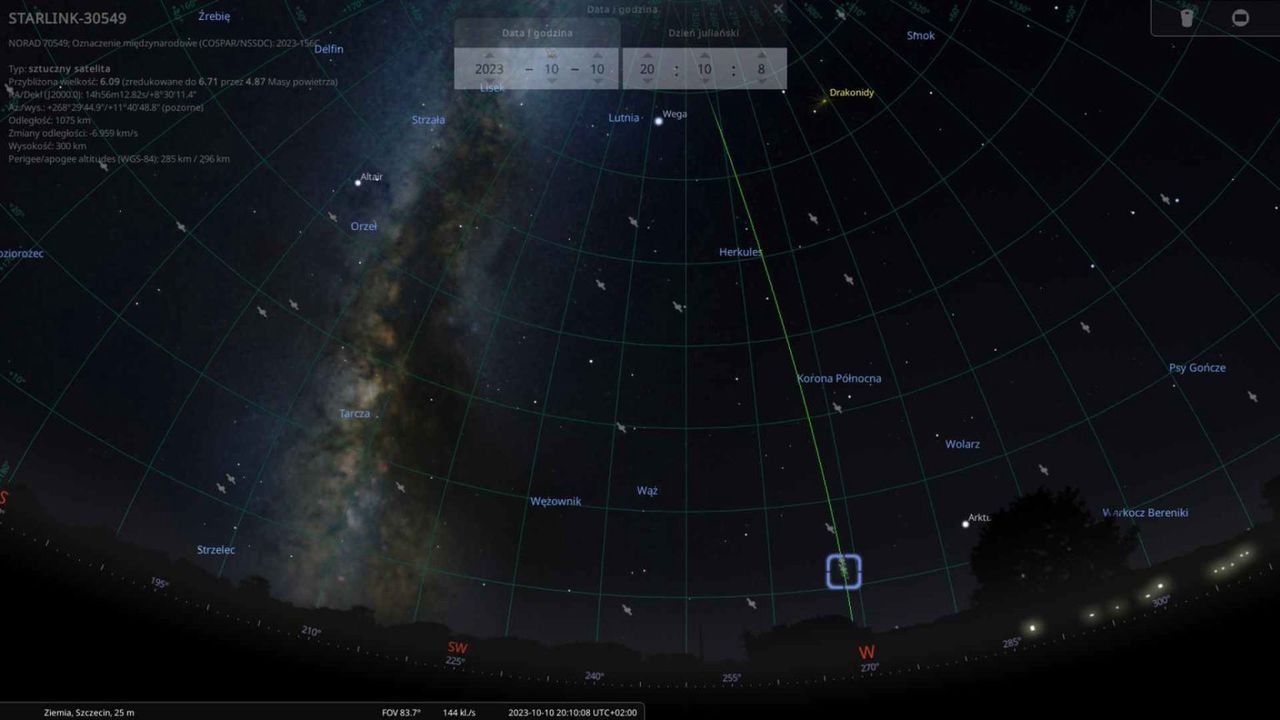 Starlink na nocnym niebie. "Kosmiczny pociąg" widać nawet między chmurami