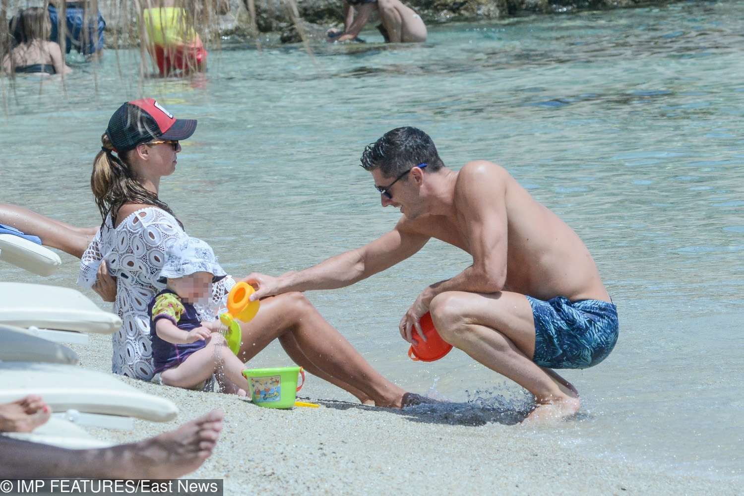 Anna Lewandowska i Robert Lewandowski z córką Klarą na wakacjach w Grecji