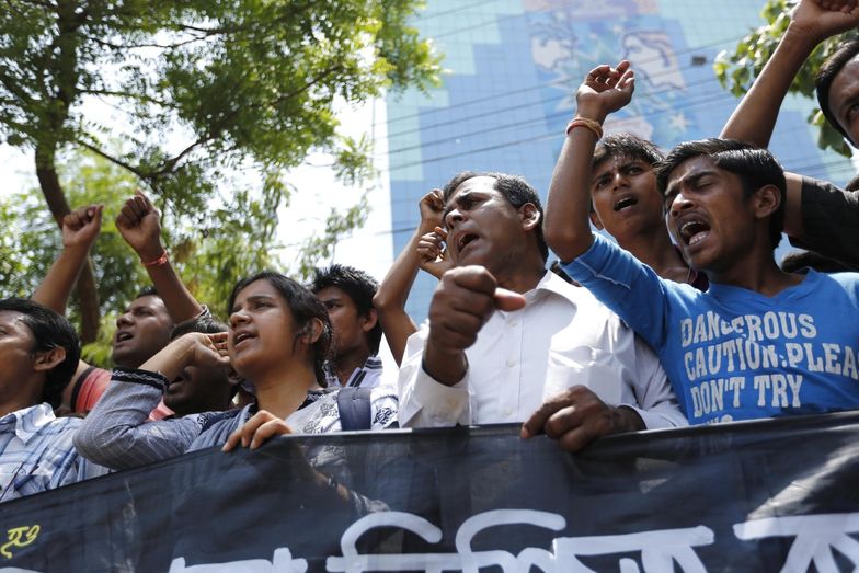Bangladesz: Wielotysięczne protesty w rocznicę zawalenia się fabryki odzieżowej