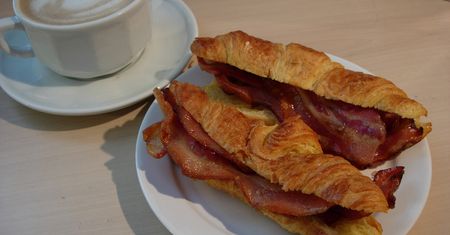 Croissant z jajkiem, serem i bekonem