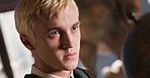 Harry Potter trzyma się książki