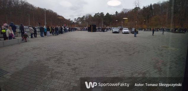Kolejka przed wejściem do Areny Gorzów