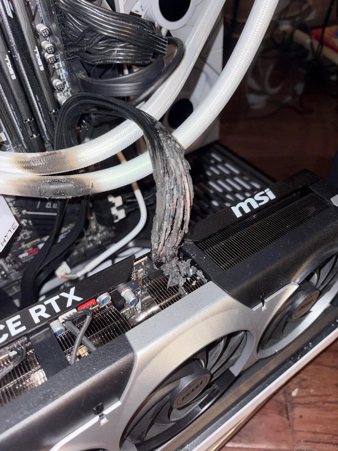 MSI GeForce RTX 5090 - spalona wtyczka zasilania