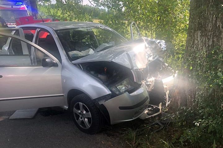 Samochód, którym podróżowały cztery osoby, uderzył w drzewo