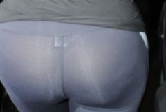 Kim Kardashian w prześwitujących legginsach