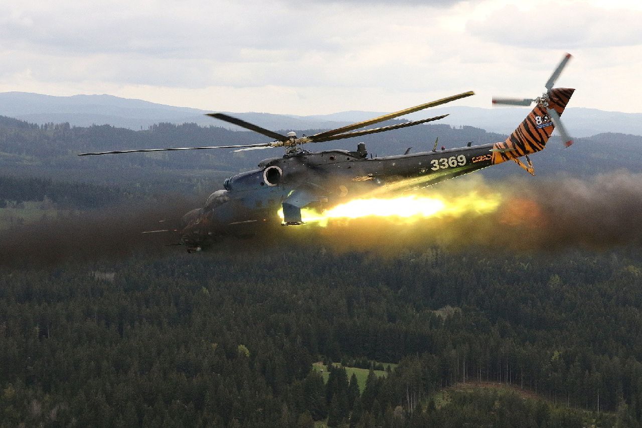 Śmigłowiec Mi-24 odpalający salwę niekierowanych pocisków rakietowych podczas ćwiczeń. 