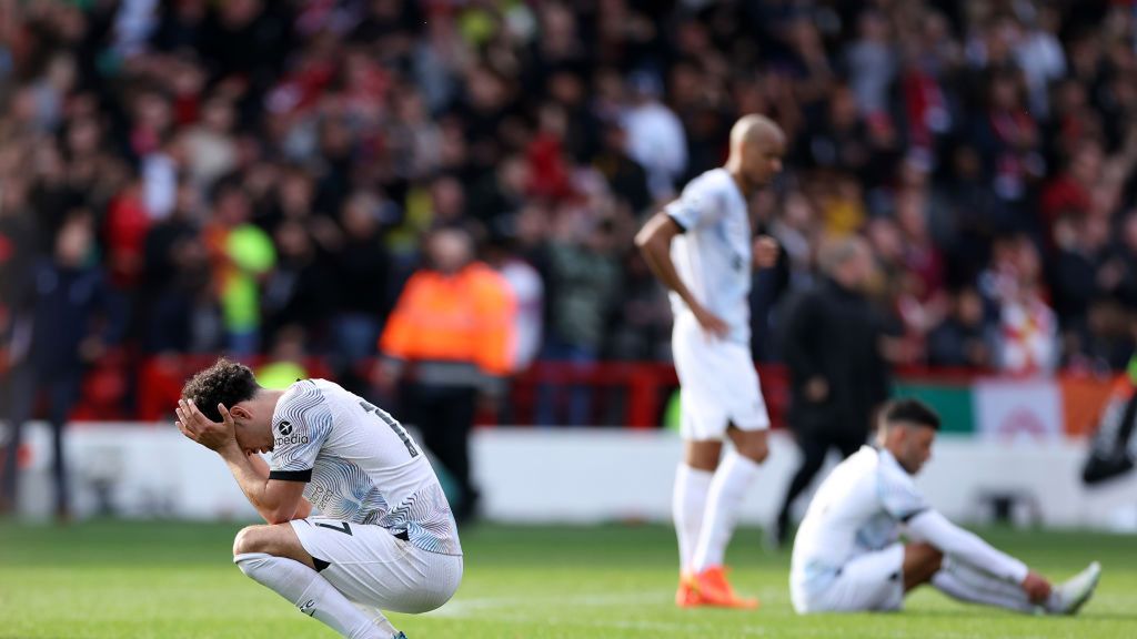 Zdjęcie okładkowe artykułu: Getty Images / Catherine Ivill / Na zdjęciu: piłkarze Liverpoolu po porażce z Nottingham Forest 