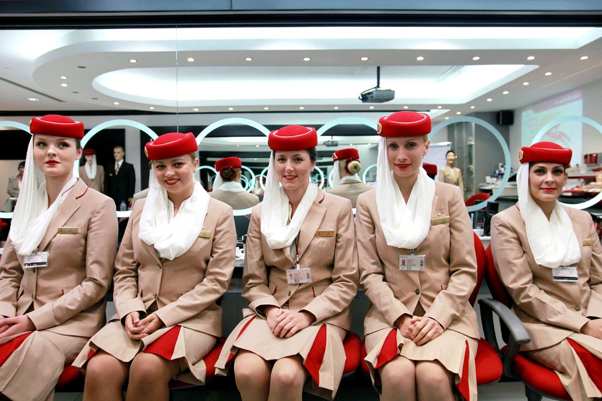 Emirates zatrudni 3 tys. stewardes i stewardów
