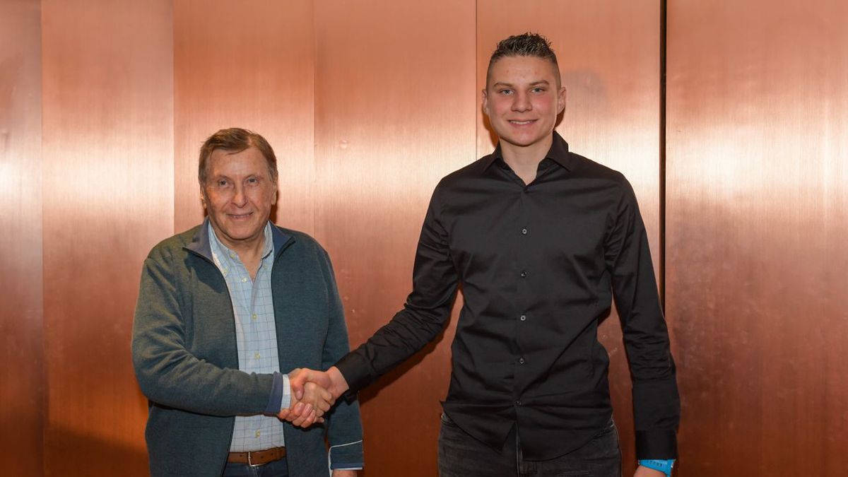 Newspix / Jacek Prondzyński / Na zdjęciu: Pini Zahavi i Tomasz Walczak po podpisaniu umowy