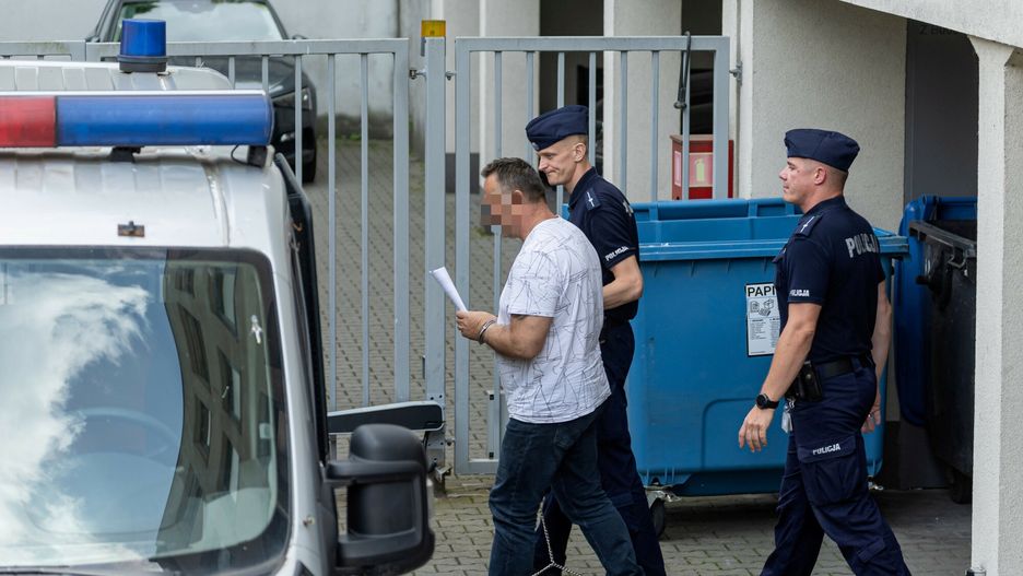 Zab�jstwo 39-latki z Gortatowa
!!! BRAK ZGODY NA WIZERUNEK !!! PUBLIKACJA NA ODPOWIEDZIALNOSC REDAKCJI !!! PHOTO PAWEL JASKOLKA / SUPER EXPRESS
POZNAN, DOPROWADZENIE DO PROKURATURY MEZCZYZNY PODEJRZANEGO O ZABOJSTWO SWOJEJ ZONY NATALII W PODPOZNANSKIM GORTATOWIE N/Z (L-P) ADAM R
20/06/2024
GORTATOWO NATALIA MAZ
WSZYSTKIE ZDJECIA NA HTTP://AGENCJA.SE.COM.PL
PAWEL JASKOLKA