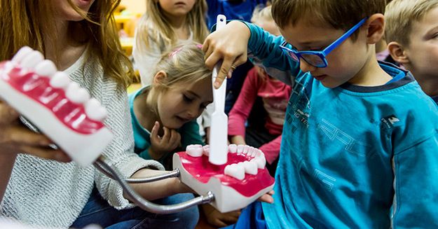 Jak prawidłowo dbać o zęby dziecka?