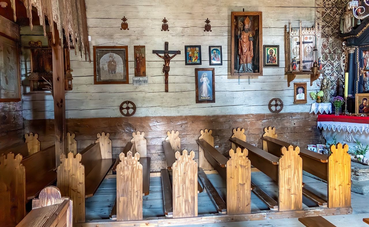 Zabytkowe wnętrza kościoła w Dębnie. 