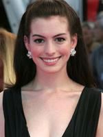 Anne Hathaway z superbohaterem