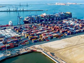 Globalny handel trzyma tempo mimo ceł i konfliktów. Polska nie zwalnia