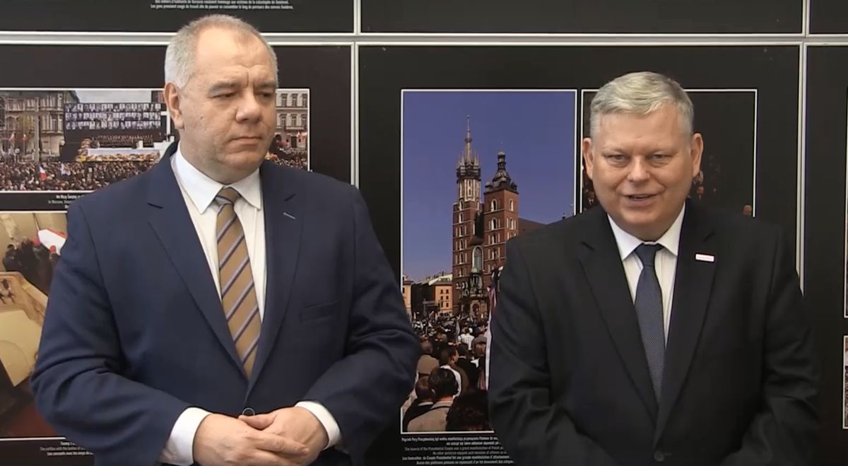 Marek Suski i Jacek Sasin proszą o wpłaty. "Pomnik ofiar katastrofy smoleńskiej nie jest jeszcze ukończony"