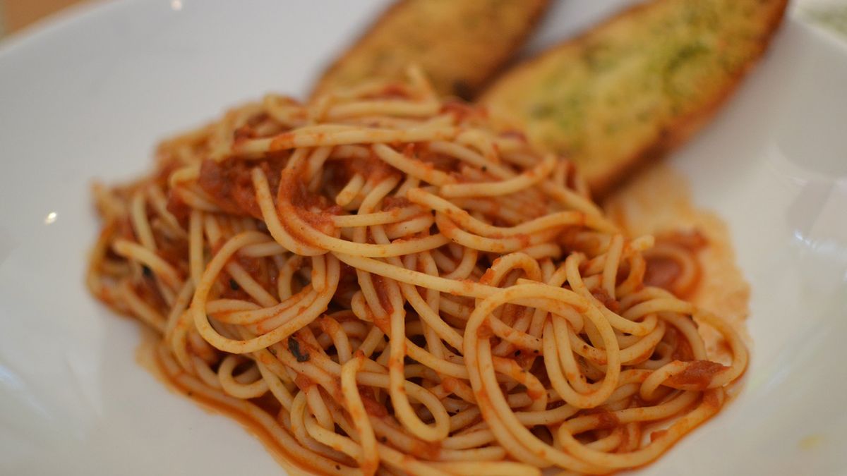 Ugotowany makaron pełnoziarnisty