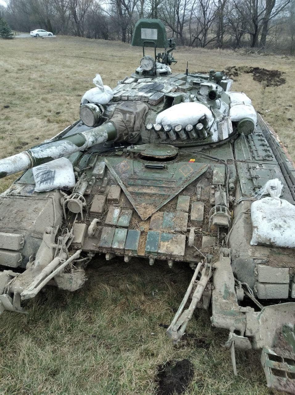 Przejęty przez ukraińskich żołnierzy stary T-72A.