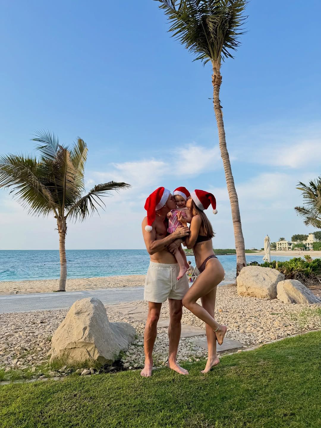 Jakub i Paulina Rzeźniczak na wakacjach z córką