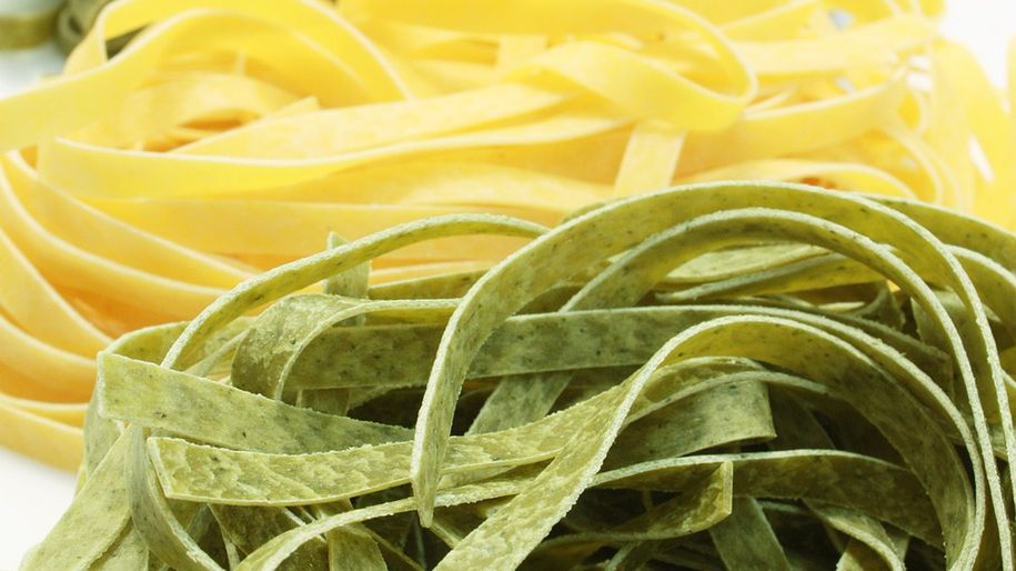 Surowy makaron szpinakowy (spaghetti)