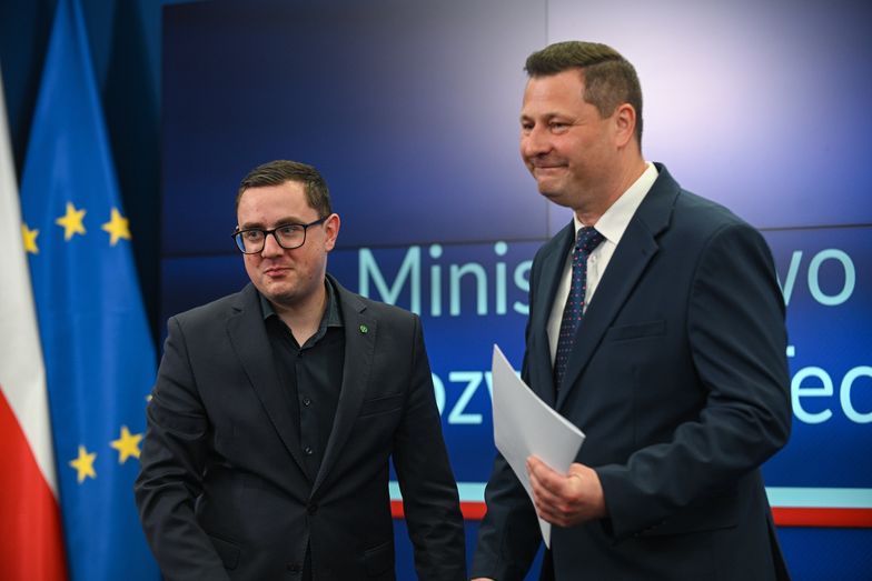 Warszawa, 17.07.2025. Minister rozwoju i technologii Krzysztof Paszyk (P) oraz wiceminister klimatu i środowiska Miłosz Motyka (L) podczas konferencji prasowej w siedzibie MRiT w Warszawie, 17 bm. (sko) PAP/Marcin Obara