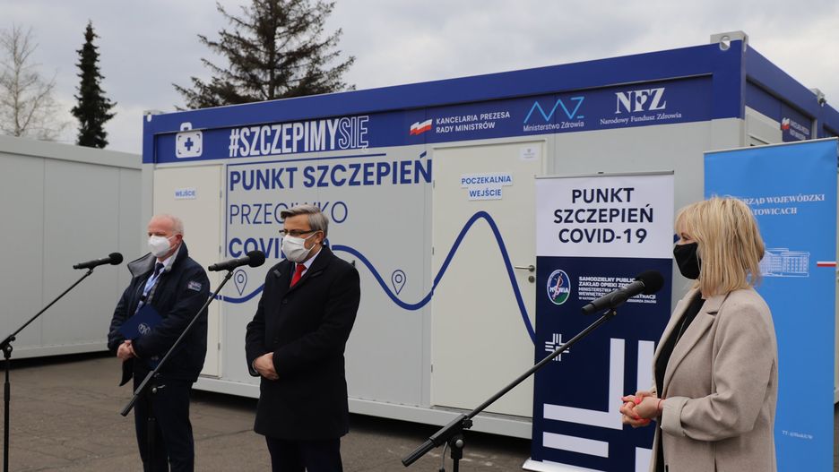 Chorzów. Jarosław Wieczorek, wojewoda śląski, zaprasza w majówkę na szczepienie.