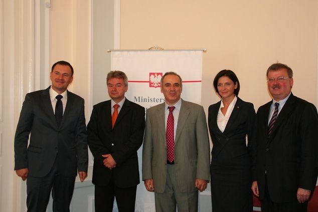 Garri Kasaprow (w środku)