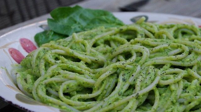 Ugotowany makaron szpinakowy (spaghetti)