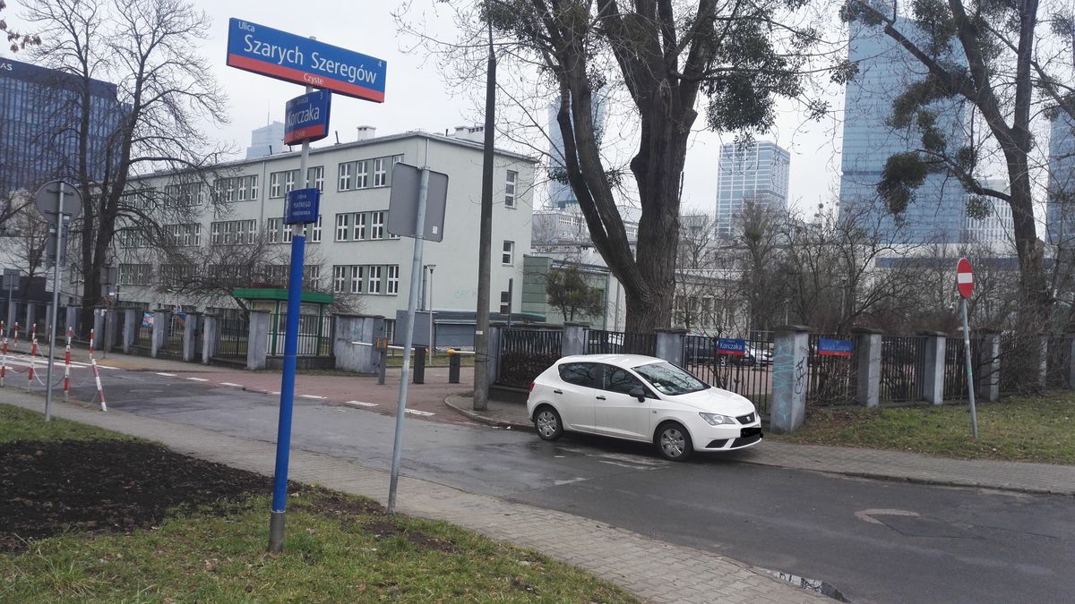Warszawa. Żłobek powstanie w miejscu, gdzie dziś jest parking pomiędzy szkołą a zbiegiem ul. Szarych Szeregów i Korczaka