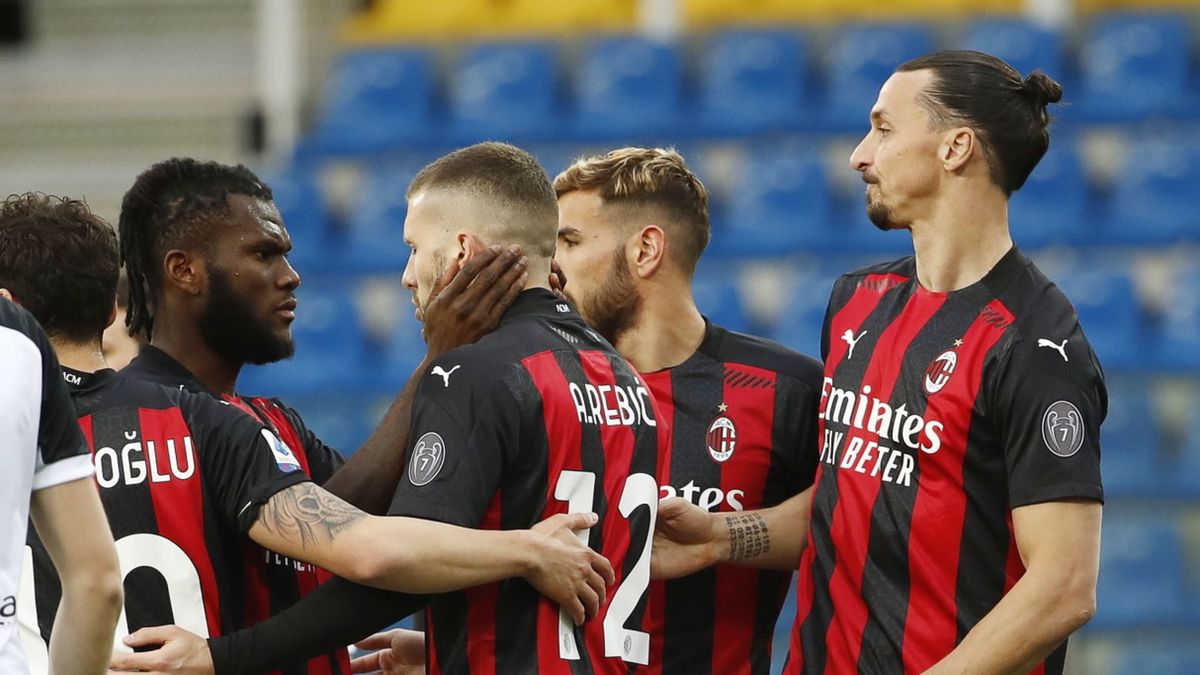 piłkarze AC Milan cieszą się z gola