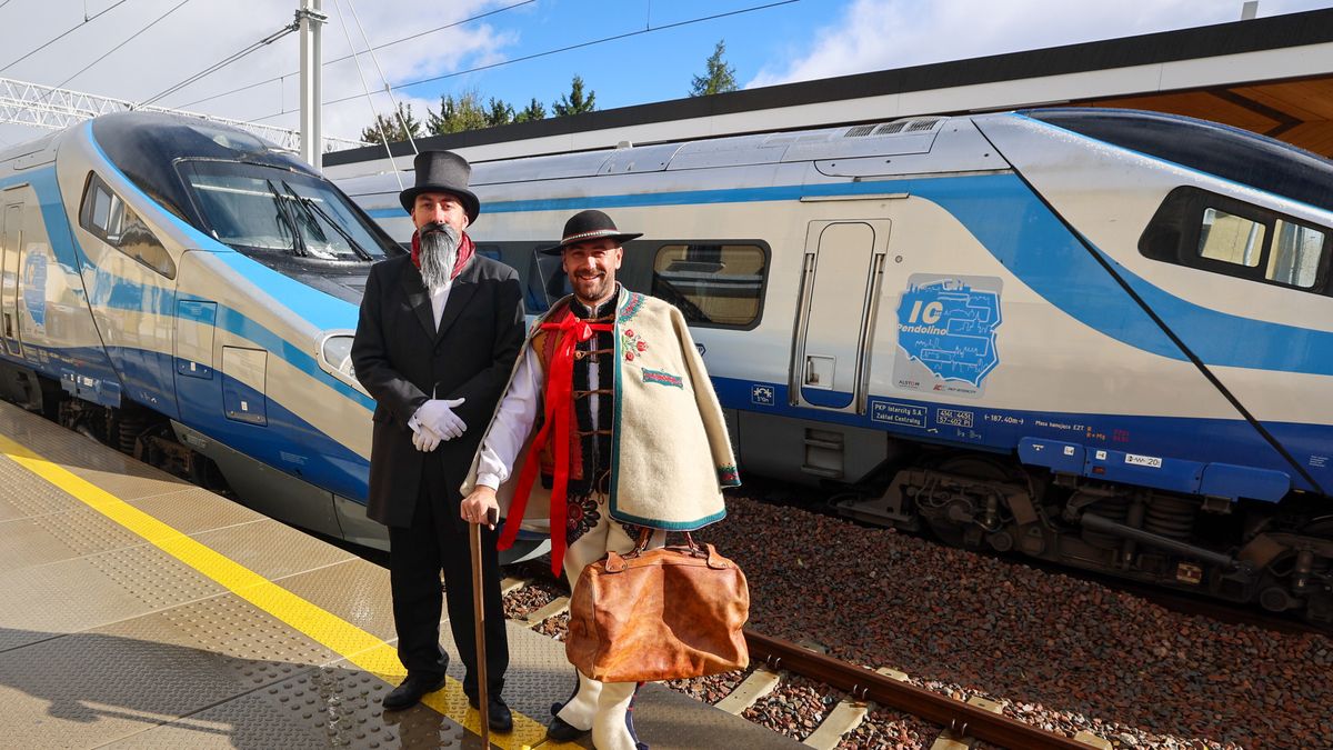 inauguracyjny poci�g PendolinoZakopane, 18.10.2025. Inauguracyjny poci�g Pendolino na dworcu kolejowym w Zakopanem, 18 bm. Sk�ad przyjecha� w promocyjnym kursie z Warszawy, inauguruj�c szybkie po��czenia pod Tatry. Od 14 grudnia Pendolino b�dzie kursowa� codziennie z Tr�jmiasta przez Warszaw� i Krak�w do Zakopanego. Czas przejazdu z Gda�ska pod Tatry wyniesie 7 godzin i 1 minut�. (jm) PAP/Grzegorz MomotGrzegorz Momotbriefing prasowy, dworzec, inauguracja kursowania, kolejowy, Pendlino do Zakopanego, Pendolino, polityk, polityka, w zakopanem