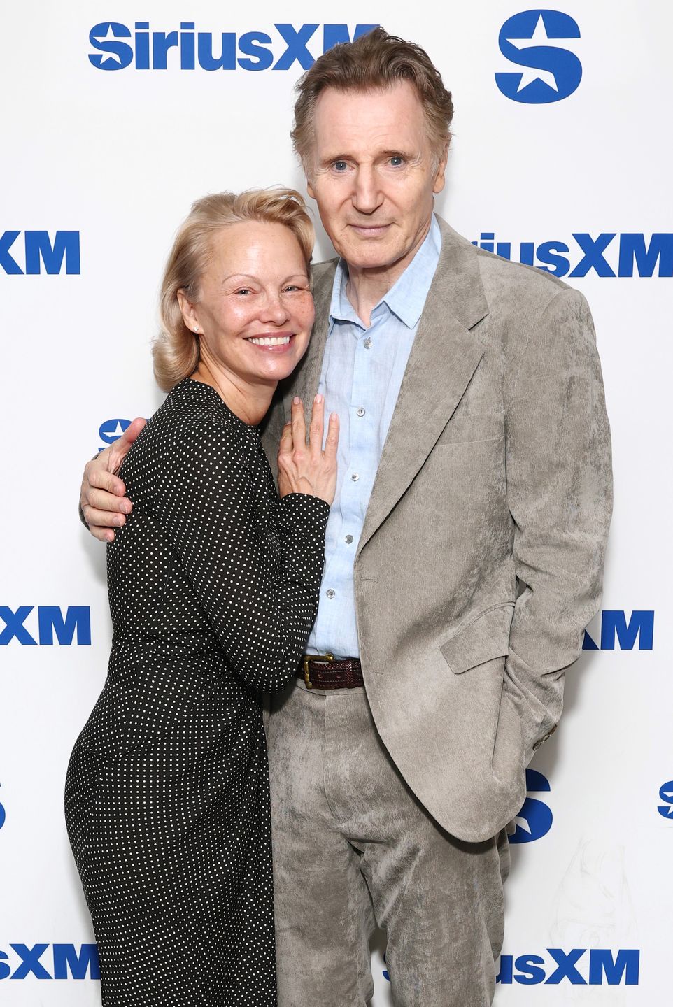 Pamela Anderson i Liam Neeson nie szczędzili uściskó