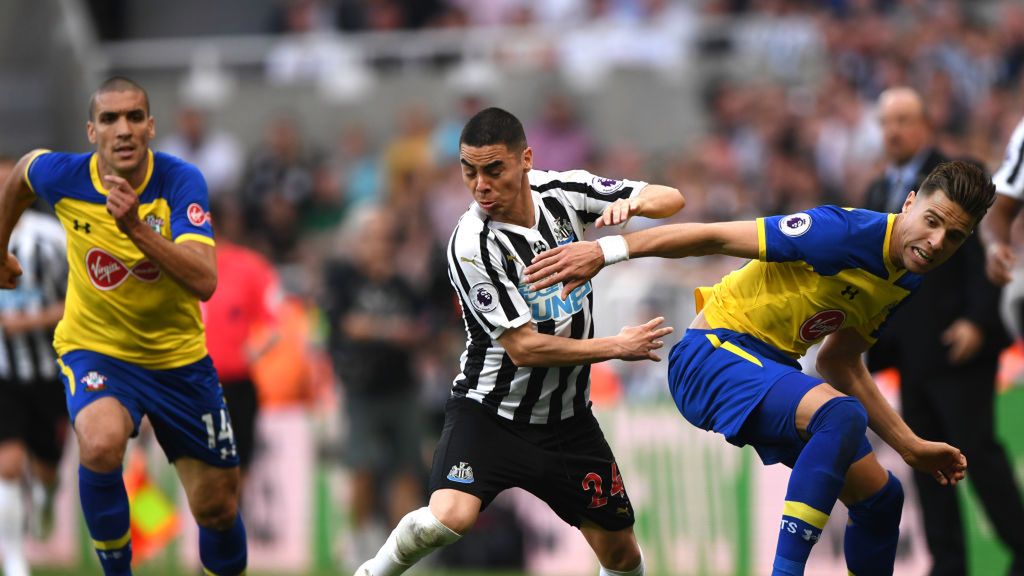 Zdjęcie okładkowe artykułu: Getty Images / Stu Forster / Na zdjęciu: Miguel Almiron walczy o piłkę z Janem Bednarkiem