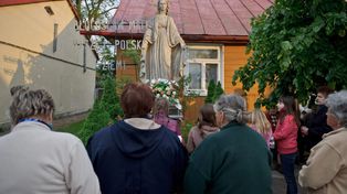 Ku czci Matki Bożej i Krzyża Świętego: maj w różnych częściach świata