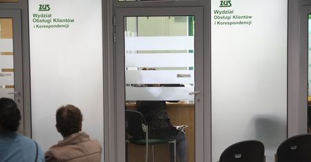 Nowe legitymacje ZUS. Już nie są zielone. Czy emeryci muszą wymienić swoje legitymacje?