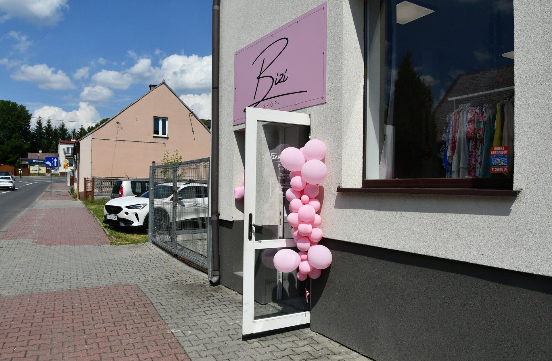 Butik mieści się przy ulicy Bohaterów Warszawy 47. 