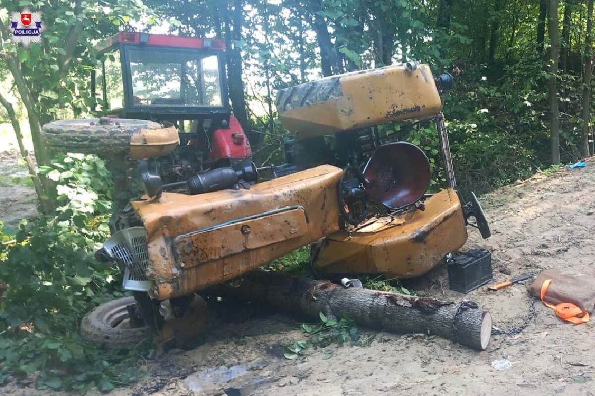 Ciągnik rolnicy w lesie
