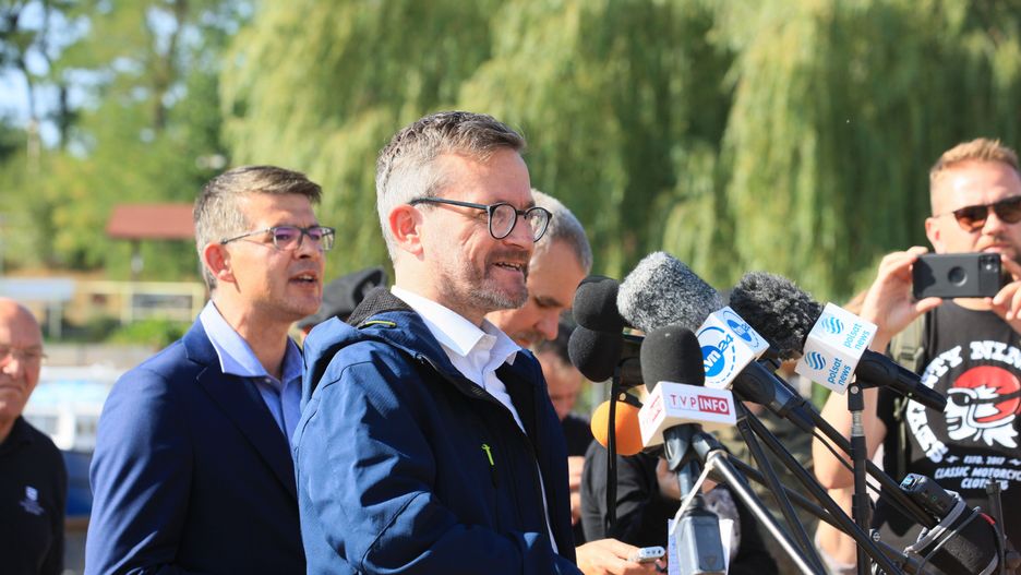 Cigacice (woj. lubuskie), 11.08.2022. Podsekretarz stanu w Ministerstwie Infrastruktury Grzegorz Witkowski (C) przemawia na konferencji prasowej we wsi Cigacice, 11 bm. Spotkanie dotyczyło zanieczyszczenia Odry. (aldg) PAP/Lech Muszyński