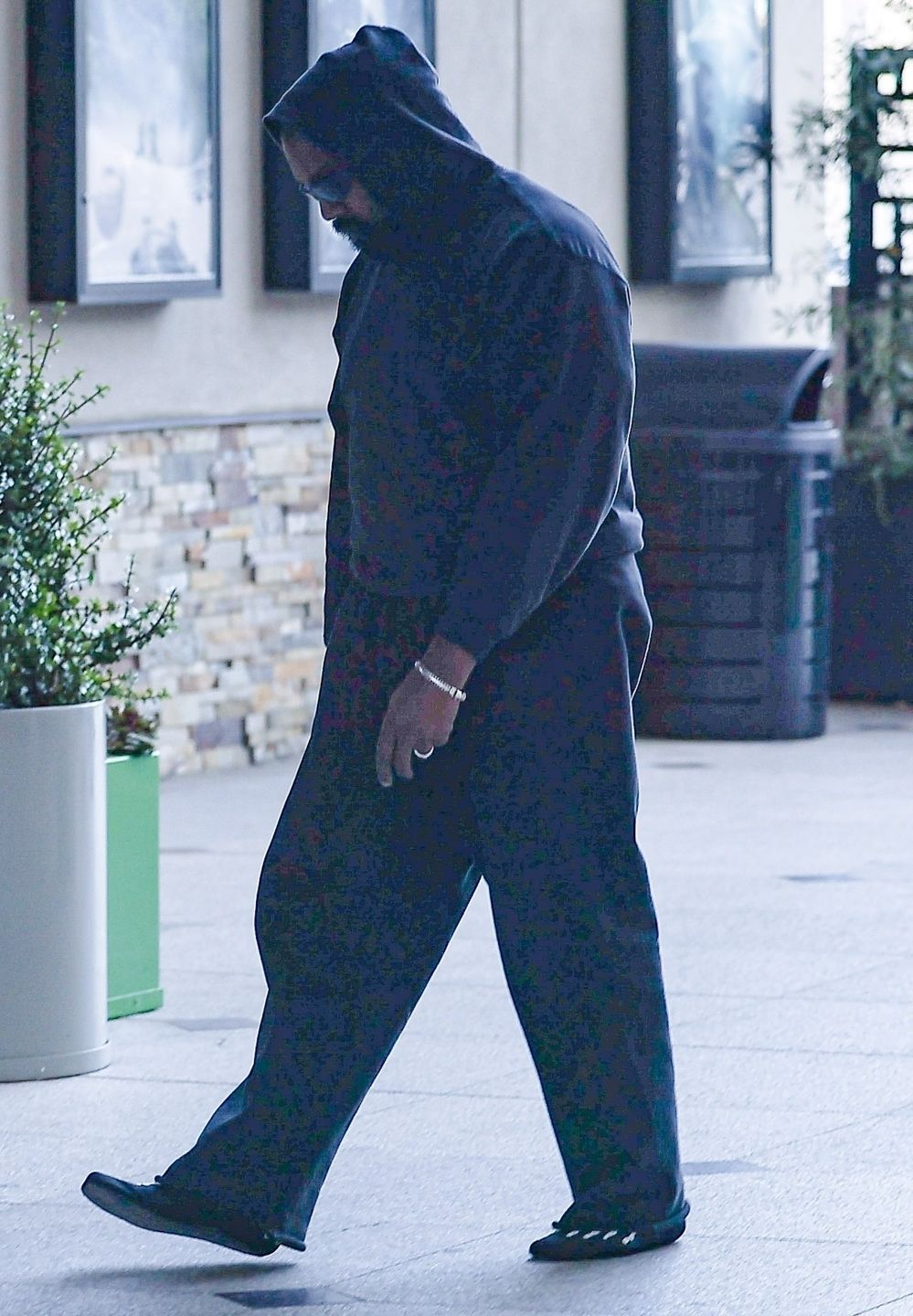 Bianca Censori maszeruje do kina w beżowych majtkach