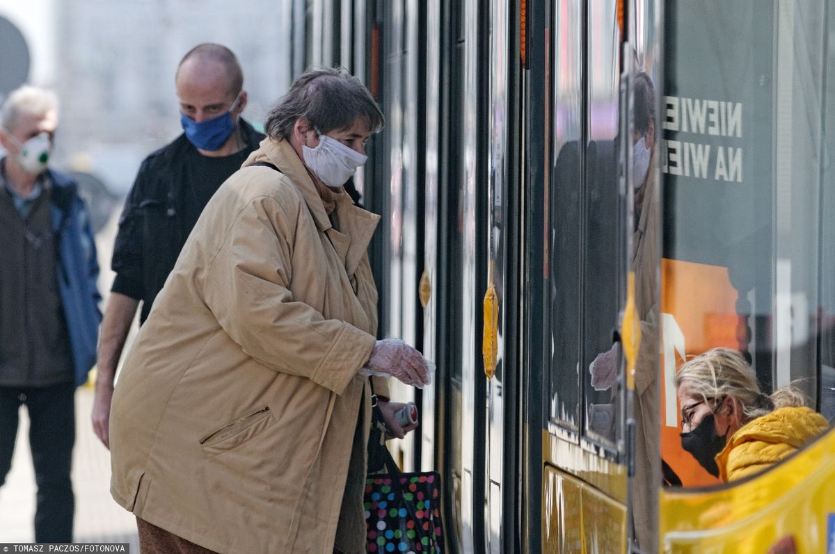 Coraz więcej pasażerów nie zakrywa ust i nosa podczas podróży komunikacją miejską
