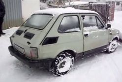 Fiat 126p w roli pługa. Maluchem można odśnieżać ulice Warszawy! (WIDEO)