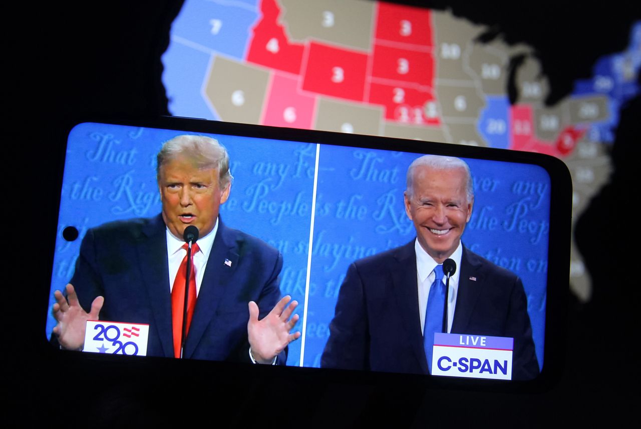 Od lewej: Donald Trump i Joe Biden podczas debaty prezydenckiej.