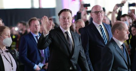 Musk wykonuje ruch po przejęciu Twittera. Sprzedaje akcje Tesli