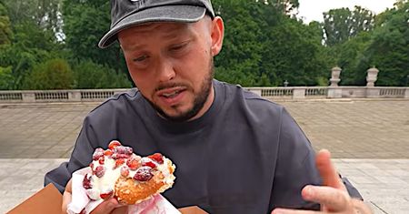 Książulo zjadł "najdroższą drożdżówkę" w Polsce. "Mniejsza i wygląda GORZEJ"