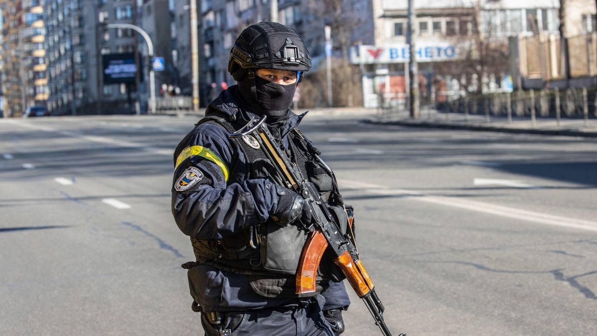 Żołnierz na ulicy w Kijowie. Wojna toczy się nie tylko na ulicach, ale też w przestrzeni internetowej. I tu, i tu Ukraina radzi sobie co najmniej dobrze